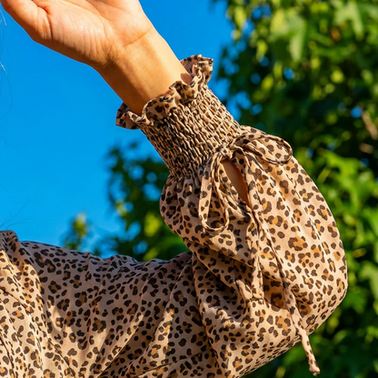 Maia - Vestido mini con escote en V, manga larga y volantes