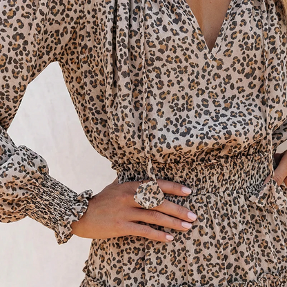 Maia - Vestido mini con escote en V, manga larga y volantes